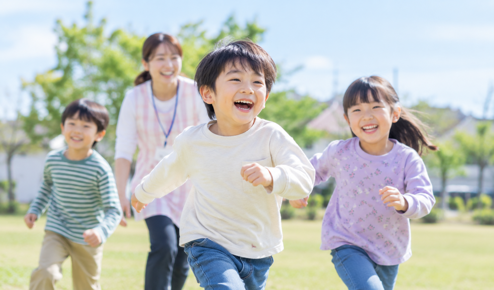 外を走る子どもたちとスタッフ